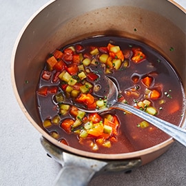 Rode wijn saus met geroosterde paprika en augurk Rode wijn saus met geroosterde paprika en augurk